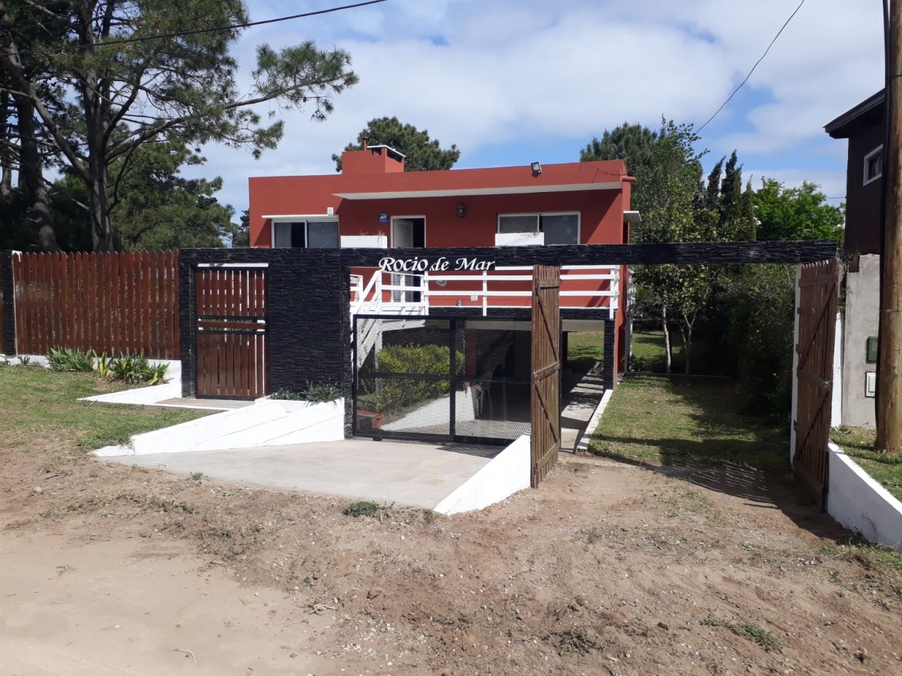 Casa frente al golf de Villa Gesell ( con dos departamentos )