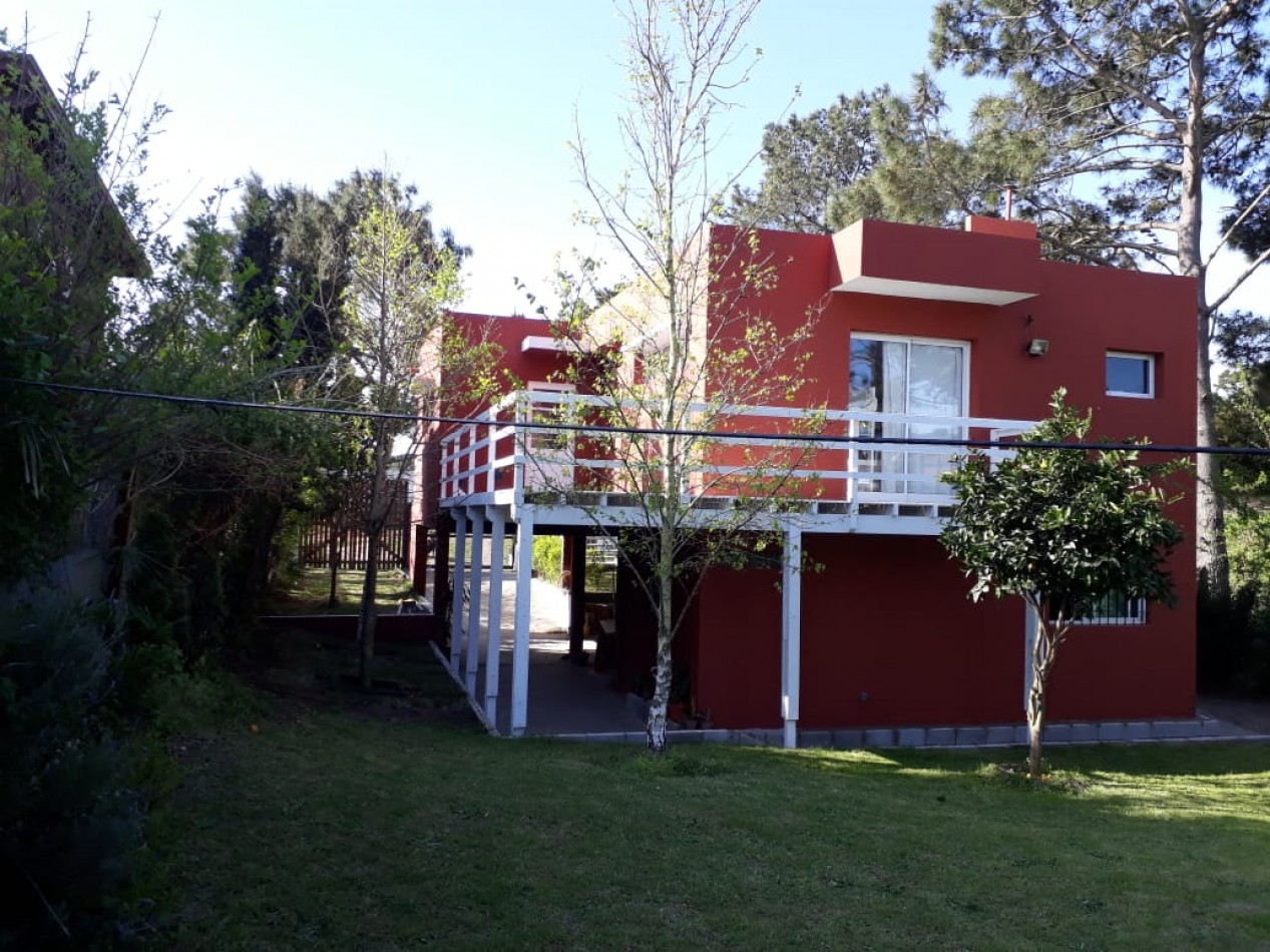 Casa frente al golf de Villa Gesell ( con dos departamentos )