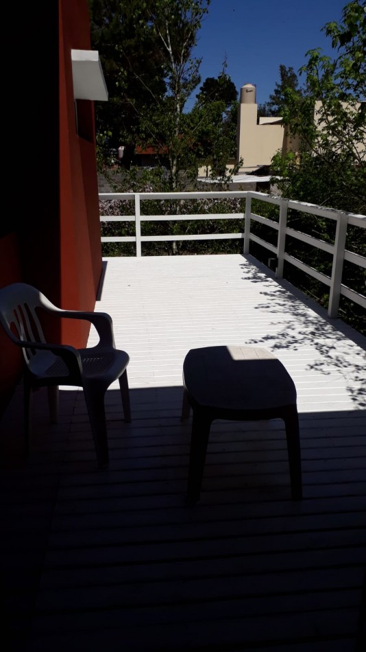 Casa frente al golf de Villa Gesell ( con dos departamentos )