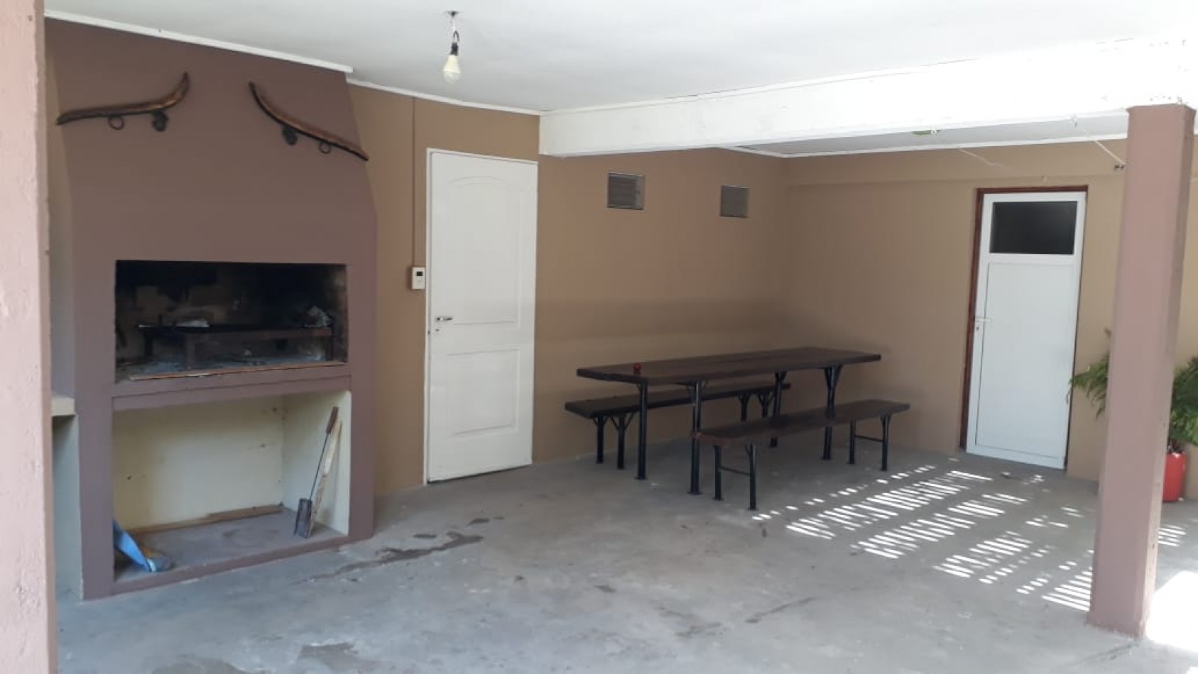 Casa frente al golf de Villa Gesell ( con dos departamentos )