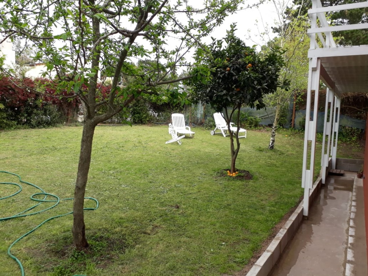 Casa frente al golf de Villa Gesell ( con dos departamentos )