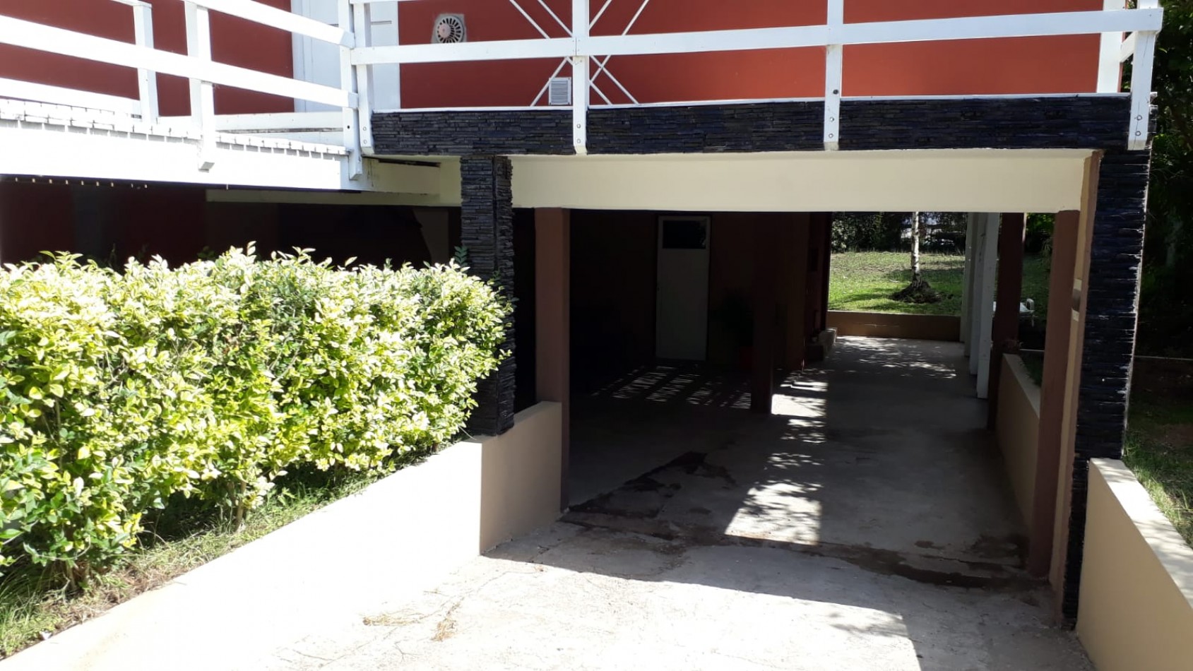 Casa frente al golf de Villa Gesell ( con dos departamentos )