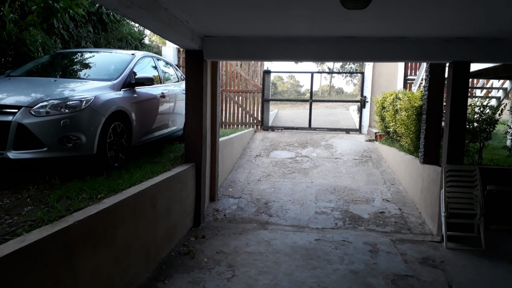 Casa frente al golf de Villa Gesell ( con dos departamentos )