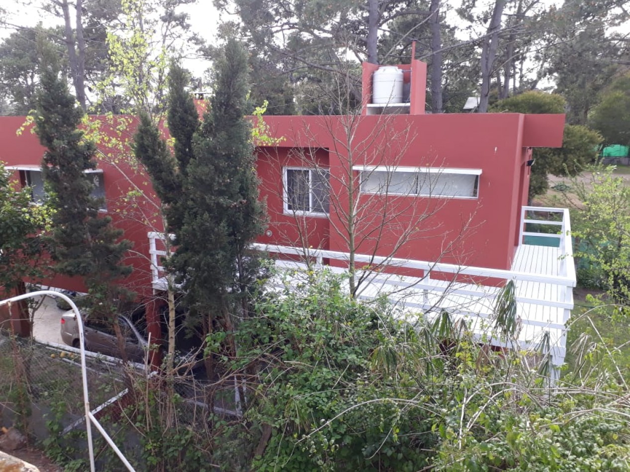 Casa frente al golf de Villa Gesell ( con dos departamentos )