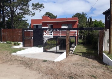 Casa frente al golf de Villa Gesell ( con dos departamentos )